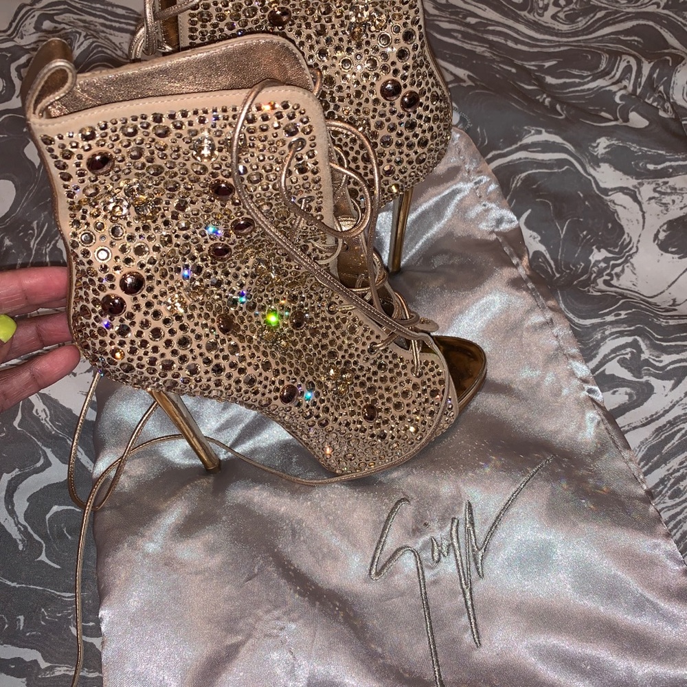 GIUSEPPE JENNIFER LOPEZ EDITON 100% AUTHENTIC